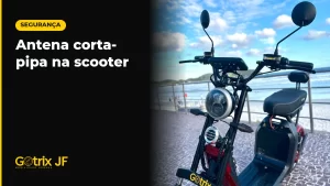 Guidão e farol redondo do ciclomotor elétrico Gotrix X11, onde a antena corta-pipa é fixada