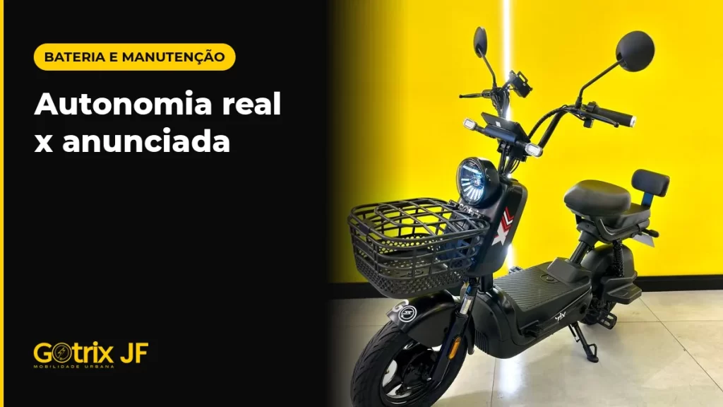 Scooter elétrica Gotrix Iron Joy preta com cesto, de perfil, em estúdio amarelo