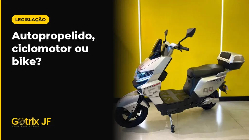 Scooter elétrica autopropelida Gotrix T08 prata com baú, em estúdio de fundo amarelo