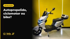 Scooter elétrica autopropelida Gotrix T08 prata com baú, em estúdio de fundo amarelo