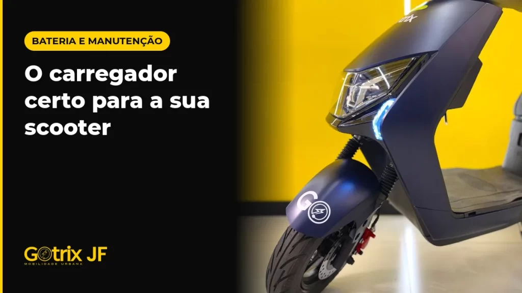 Frente da scooter elétrica Gotrix S-3 cinza escuro com farol em LED, em estúdio amarelo