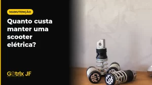 Amortecedores traseiros cromados para scooter elétrica sobre bancada de madeira