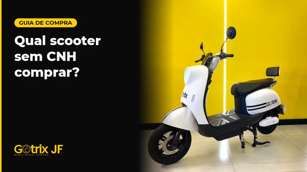 Scooter elétrica sem CNH Gotrix G15 branca, de perfil, em estúdio de fundo amarelo
