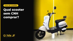 Scooter elétrica sem CNH Gotrix G15 branca, de perfil, em estúdio de fundo amarelo