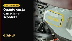 Lateral da scooter elétrica Gotrix N15 cinza com detalhes amarelos, onde fica o compartimento da bateria