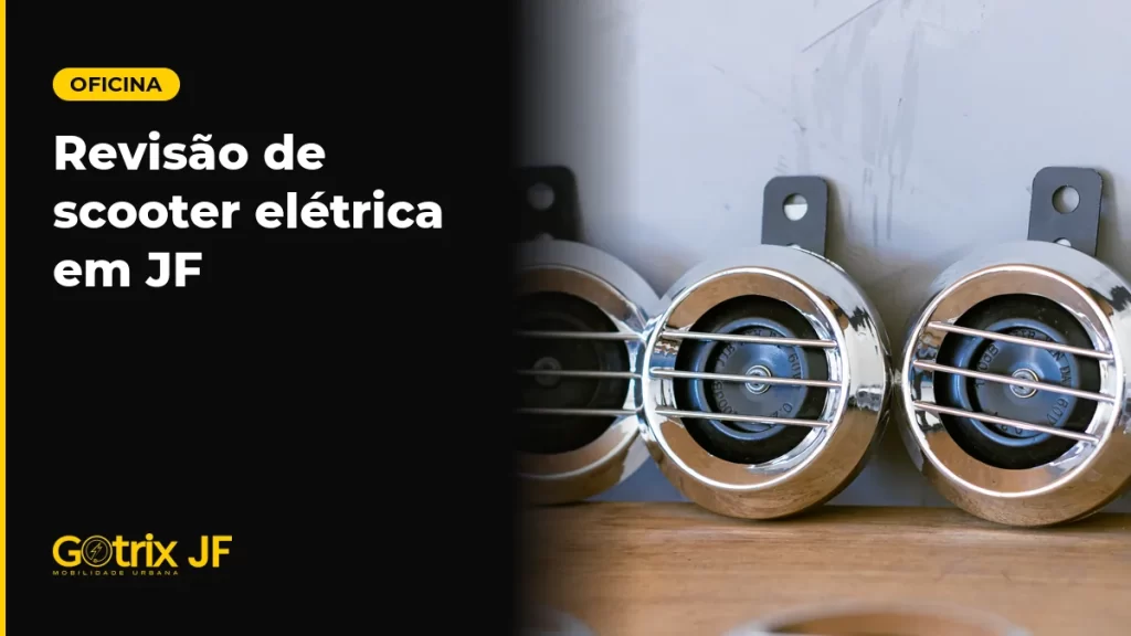 Peças cromadas de reposição para scooter elétrica sobre bancada