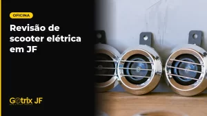Peças cromadas de reposição para scooter elétrica sobre bancada