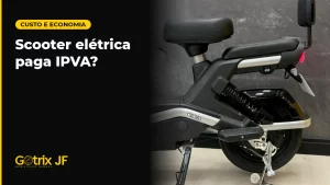 Scooter elétrica Gotrix New Joy preta com banco caramelo, de perfil, em estúdio