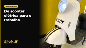 Frente da scooter elétrica Gotrix G15 branca com farol redondo, em estúdio amarelo