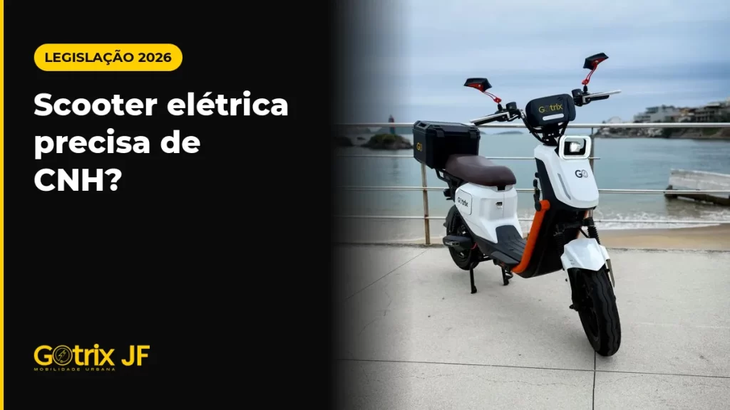 Scooter elétrica Gotrix N15 branca e laranja com baú traseiro, estacionada de frente