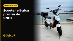 Scooter elétrica Gotrix N15 branca e laranja com baú traseiro, estacionada de frente